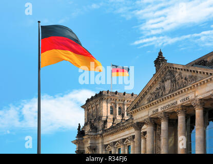 Reichstag mit Fahne Stockfoto