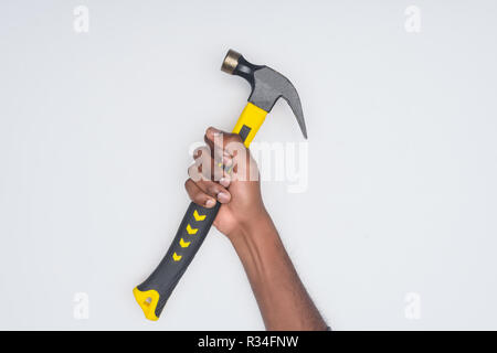 7/8 shot der afrikanischen amerikanischen Mann mit Hammer isoliert auf weißem Stockfoto