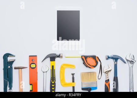 Blick von oben auf die Tablette mit verschiedenen Werkzeugen liegen auf Weiß Stockfoto