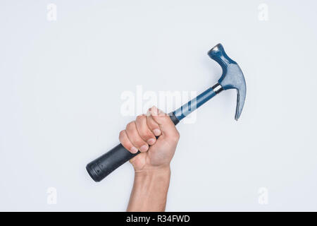7/8 shot der Mann mit Hammer isoliert auf weißem Stockfoto