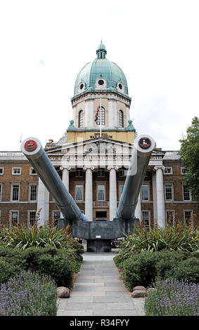 LONDON - Juli 10, 2018: Die 15-Zoll naval Gun im Imperial War Museum North Eingang in Lambeth Road, UK. Stockfoto