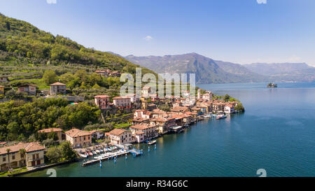 Monte Isola, Iseo See. Dorf Carzano. Luftbild Stockfoto