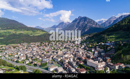 Stadt von Bormio, Berglandschaft, Touristik Ziel in Valtellina Stockfoto