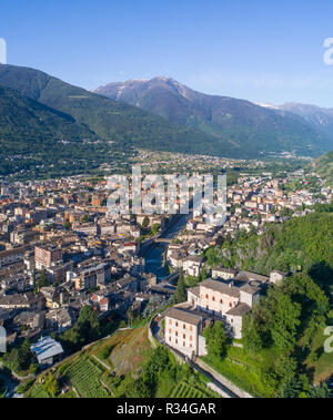 Valtellina, Panoramablick auf Stadt Sondrio und Masegra Schloss. Luftbild Stockfoto