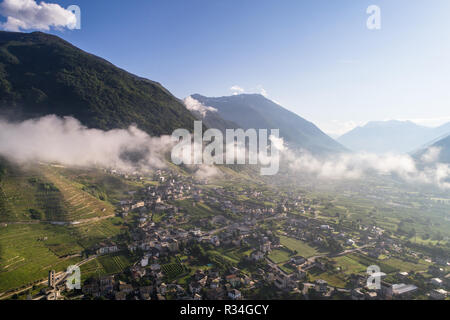 Dorf Landschaft, Luftbild. Kleines Dorf in Valtellina - Italienische Alpen Stockfoto