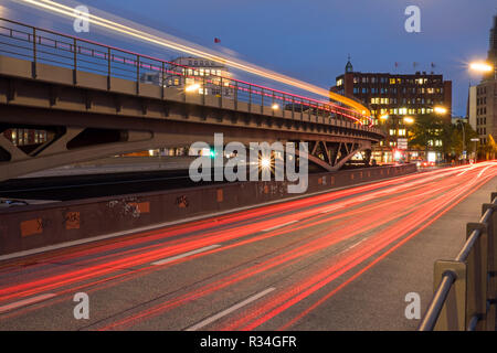 Leichte Spuren von Pkw und der U-Bahn in Hamburg. Stockfoto