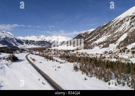 Pontresina, Dorf im Engadin. Luftbild mit drohne im Winter Stockfoto