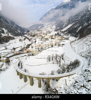 Viadukt von Brusio in den Schweizer Alpen, Bernina Express Stockfoto