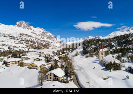 Dorf bedeckt mit Schnee in den Schweizer Alpen. Tal von Engadin (maloggia) Stockfoto