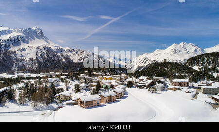 Alpine Village, Häuser mit Schnee bedeckt. Winter im Engadin (Malojapass) Stockfoto