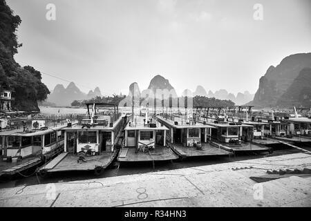 Xingping, Guangxi, China - 18. September 2017: Boote auf dem Fluss Lijiang Bank vertäut. Stockfoto