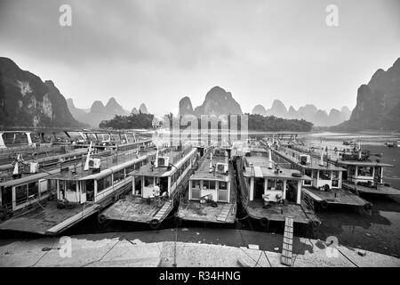 Xingping, Guangxi, China - 18. September 2017: Boote auf dem Fluss Lijiang Bank vertäut. Stockfoto