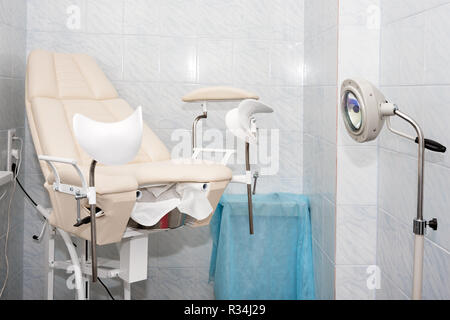 Gynäkologische Cabinet mit Stuhl und andere medizinische Geräte in der modernen Klinik. Ausrüstung Medizin, medizinische Möbel, Krankenhaus, genicology, Frauen-co Stockfoto