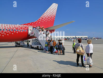 Larnaca, Zypern - November 6. 2018. Die Passagiere betreten den Ebene durch die Tür in den Schwanz. Rossiya Fluggesellschaft Stockfoto