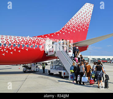 Larnaca, Zypern - November 6. 2018. Die Passagiere betreten den Ebene durch die Tür in den Schwanz. Rossiya Fluggesellschaft Stockfoto