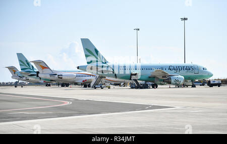 Larnaca, Zypern - November 6. 2018. Flugzeuge der Tus Airways und Cyprus Airways in Flughafen Stockfoto