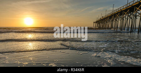 Panorama von einem Pier am Strand bei Sonnenaufgang Stockfoto