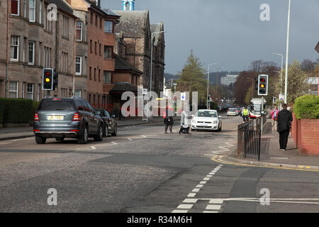 Fußgänger auf einem Zebrastreifen in einem Vorort von Edinburgh. Stockfoto