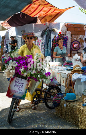 Barbaros, Urla, Türkei - September 08, 2018: Die Frau mit dem Fahrrad an der traditionellen Festival Stockfoto