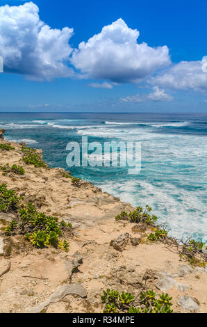 Geschwollene weiße Wolken über dem Meer in der Nähe der Mahaulepu Heritage Beach Trail in Kauai, Hawaii, USA Stockfoto