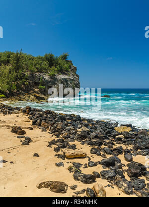 Wellen, die in der Nähe von Klippen und Felsen entlang Shipwreck Beach auf Kauai, Hawaii, USA Stockfoto