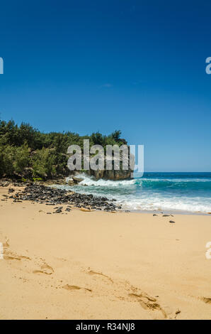 Wellen, die in der Nähe von Felsen und Klippen entlang Shipwreck Beach auf Kauai, Hawaii, USA Stockfoto