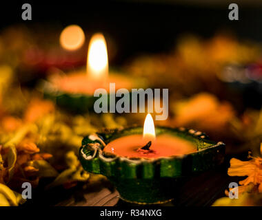 Beleuchtete diya geschritten mit Blumen für Feiern Diwali und dhanteras in Asien Stockfoto