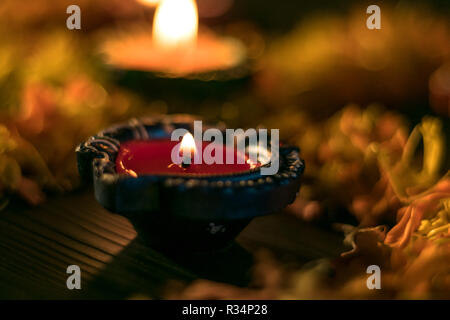 Eine Nahaufnahme der Diya für Feiern Diwali und dhanteras in Asien lit Stockfoto