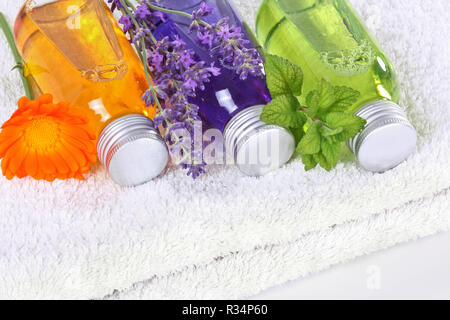 Wellness mit Calendula, Lavendel und Melisse Stockfoto