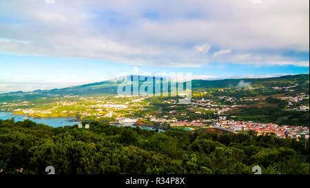 Antenne Panoramablick auf Angra Heroismo vom Monte Brasil Berg, Terceira, Azoren, Portugal Stockfoto