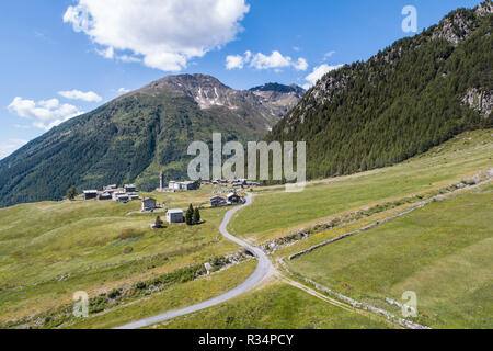 Valtellina, Straße und einem kleinen Dorf in den Bergen. Dorf Eita in Valgrosina Stockfoto