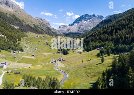 Val Grosina, Valtellina. Wasserfall von Eita, grüne Wiesen und Wald Stockfoto