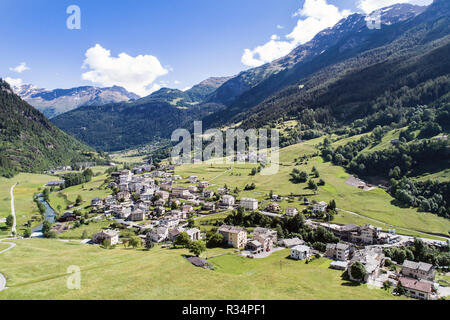 Val Poschiavo, Dorf von San Carlo. Luftaufnahme Stockfoto