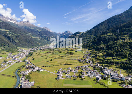 Val Poschiavo, Luftaufnahme. Alpine Dörfer in der Schweiz Stockfoto