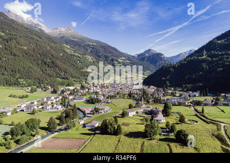 Val Poschiavo. Stadt von Poschiavo in den Schweizer Alpen. Luftaufnahme Stockfoto