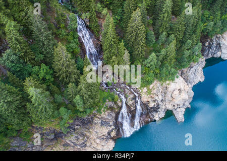Wasserfall im Wald und alpinen See. Luftbild Stockfoto