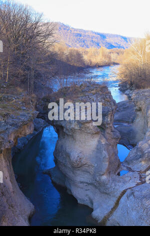 Fluss Adygeja weiss schöne, blau, Tag, Wald grüne Landschaft Stockfoto