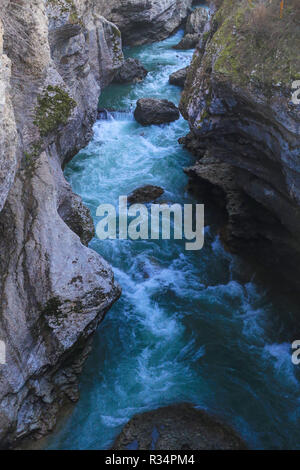 Fluss Adygeja weiss schöne, blau, Tag, Wald grüne Landschaft Stockfoto