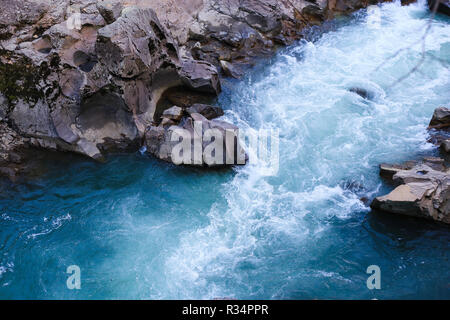 Fluss Adygeja weiss schöne, blau, Tag, Wald grüne Landschaft Stockfoto