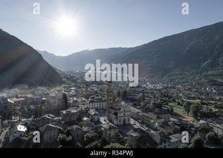 Stadt von Tirano, Panoramaaussicht. Valtellina Stockfoto