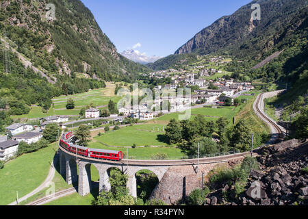 Viadukt von Brusio, Unesco Weltkulturerbe im Val Poschiavo, Schweiz Stockfoto