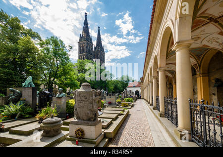 Details des Vyšehrader Friedhof mit der Kirche St. Peter und Paul Stockfoto