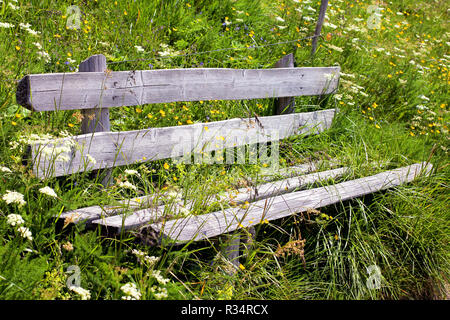 Holzbank ausruhen Stockfoto