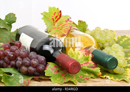 Weiß- und Rotwein, Wein Flaschen Stockfoto