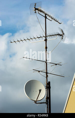 Komplexe Antenne am Haus Dach Stockfoto