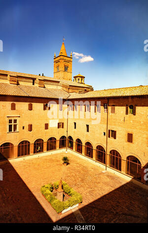 Monte Oliveto Maggiore, Siena, Toskana - Italien, 17. August 2018: Innere Kurs von Asciano, Abtei Stockfoto