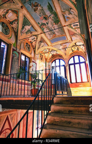 Monte Oliveto Maggiore, Siena, Toskana - Italien, 17. August 2018: Halle von Asciano Abtei mit Fresken und Gemälden dekoriert Stockfoto