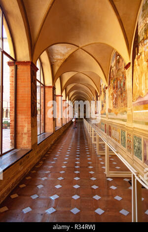 Monte Oliveto Maggiore, Siena, Toskana - Italien, 17. August 2018: Flur mit Fresken von Asciano Abtei eingerichtet Stockfoto