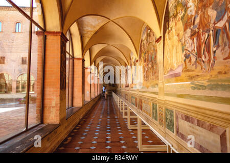 Monte Oliveto Maggiore, Siena, Toskana - Italien, 17. August 2018: Flur mit Fresken von Asciano Abtei eingerichtet Stockfoto