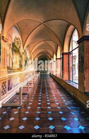 Monte Oliveto Maggiore, Siena, Toskana - Italien, 17. August 2018: Flur mit Fresken von Asciano Abtei eingerichtet Stockfoto